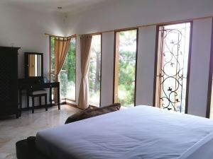 De Bukit Dago Villa by HouseinBandung