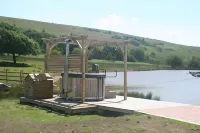 The Rose - 37ft Lakeside Yacht with Hot Tub فنادق في Pontlliw