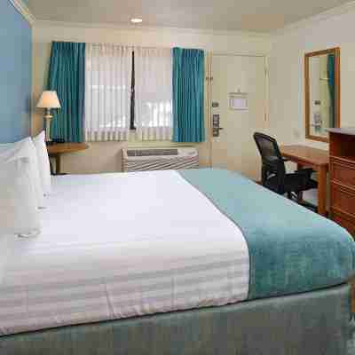 Edgewater Inn and Suites Rooms