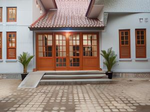 RedDoorz Plus Near Pasundan University