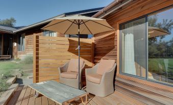 On-Site Winery and Tasting Room Oregon Bungalow!