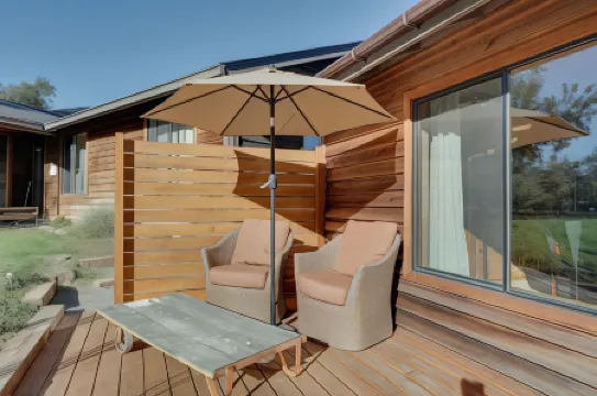 On-Site Winery and Tasting Room Oregon Bungalow!