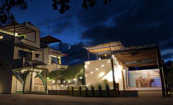 LunArena Barefoot Hotel