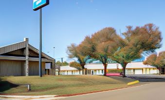 Rodeway Inn & Suites