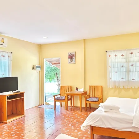 The Golden View Resort Suan Phueng