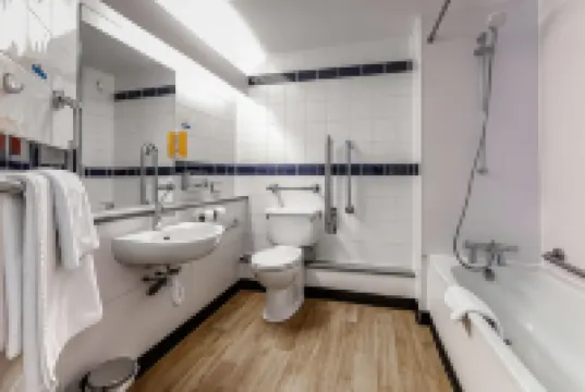 Days Inn by Wyndham Warwick North M40