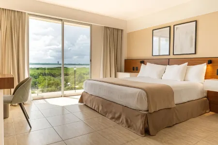 Hotel Calypso Cancun Отели рядом с достопримечательностью «Плайя Гавиота Асуль»