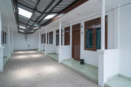 RedDoorz Near Bundaran Ciceri Отели в г. Curug