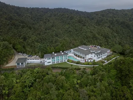 Waitakere Resort & Spa Отели рядом с достопримечательностью «Elements Surf»