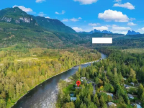 Idlyllic riverfront 2-bed cabin with hot-tub close to Stevens Pass and hiking