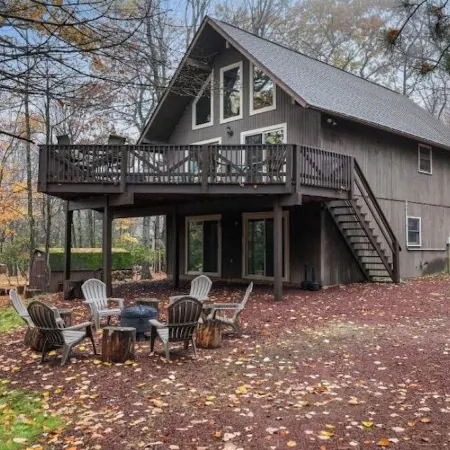 3-story Cabin in the Woods! Lake Harmony, 5BR, Firepit, Game Room, Wi-Fi, Deck