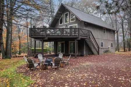 3-story Cabin in the Woods! Lake Harmony, 5BR, Firepit, Game Room, Wi-Fi, Deck