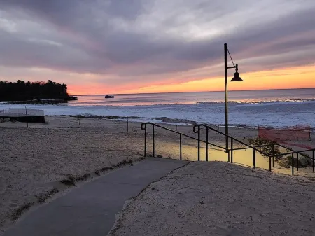 Whole house w/ Open plan; reno'd farmhouse style home w/ cozy interiors. Dogs OK