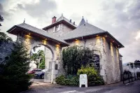 Château des Comtes de Challes Hôtels à : Challes-les-Eaux
