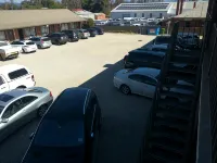 Holbrook Town Centre Motor Inn - Parkplatz