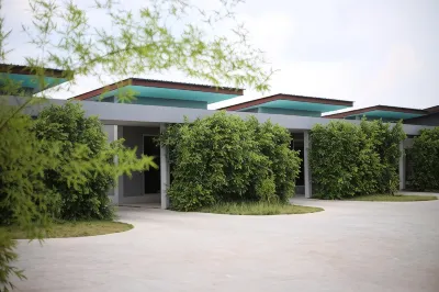 Valee Home & Food Hotel dekat Wat Khlong Mai