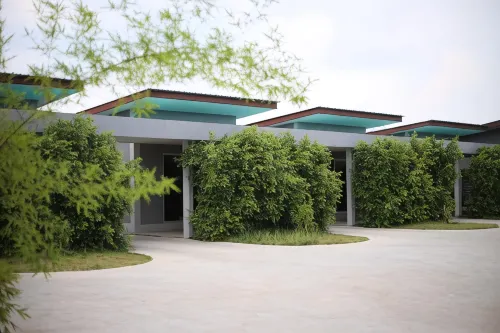 Valee Home & Food Hotels in Ban Na