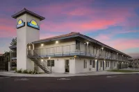 Days Inn by Wyndham Bakersfield Hoteles cerca de Salt 7even Float Center
