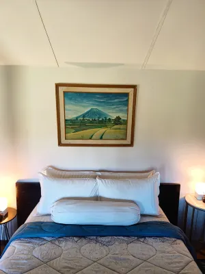 Villacantik Yogyakarta Triple Bed for 6 Persons فنادق في Sanden