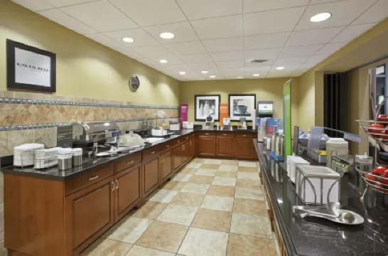 Hampton Inn & Suites Wichita-Northeast Отели в г. Уичито