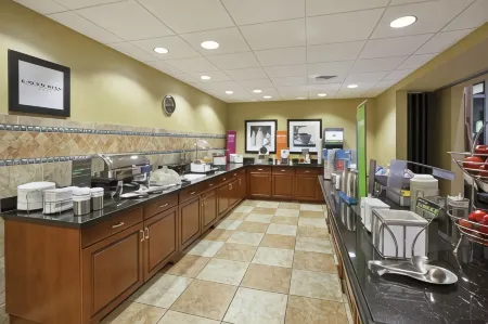 Hampton Inn & Suites Wichita-Northeast Отели в г. Уичито