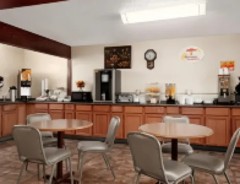 Super 8 by Wyndham Carlsbad