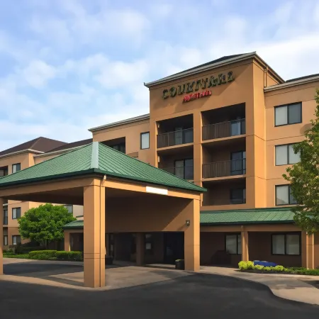 Courtyard by Marriott Cleveland Westlake Отели рядом с достопримечательностью «Cara's Boutique»