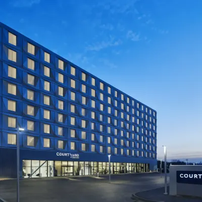 Courtyard Luton Airport Hotels near Luton Railway Station