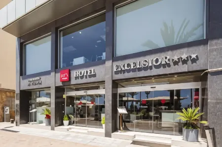 URH Excelsior Отели рядом с достопримечательностью «Hiper Garden Center Sa Bòvila»