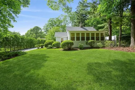 Walk to Love Lane! Immaculately renovated private cottage.