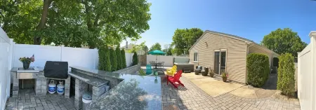 Beautiful home close to the beach with hot tub Отели рядом с достопримечательностью «Long Branch Beach»