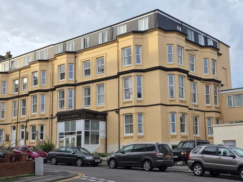 Rivelyn Hotel Bar & Restaurant - parking
