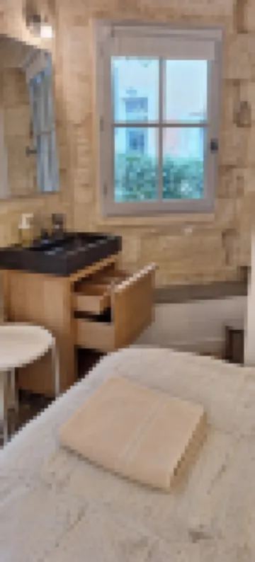 Bright, quiet Mazet in historic center