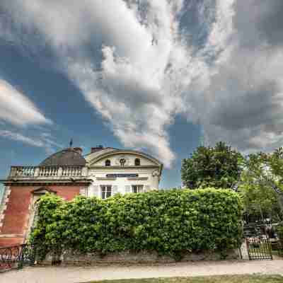 Pavillon Henri IV Hotel Exterior