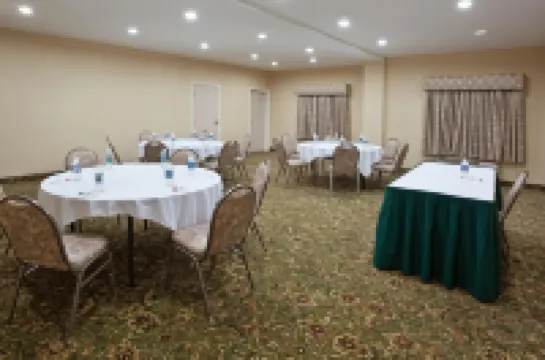 โรงแรม ฮอลิเดย์ อินน์ เอ็กซ์เพรส แอนด์ สวีทส์ แมเรียน บาย IHG