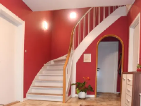 ラブリー タウン アパートメント - スリープス 5, パーキング & ガーデン グラムのホテル