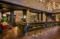 The Queens Hotel - بار