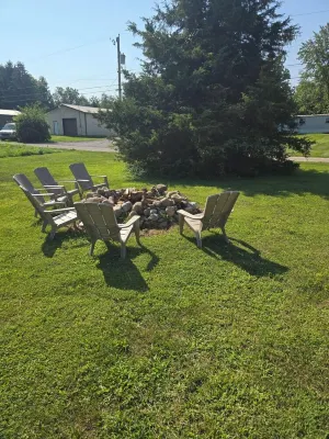 Charming 2-bedroom cottage with lake and beach access and large yard.