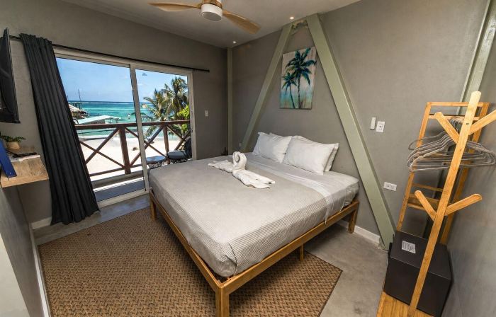 Sandbar Beachfront Hostel & Restaurant