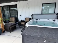 Modern Brand New Getaway. Heated Pool, Hot Tub!