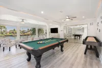 Newly remodeled. Waterfront. 7 min walk from the beach! - 4-نجوم