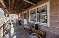 Cozy cabin for 4, 2 King size beds.  Porch with view of lake. Full kitchen.
