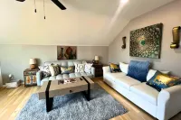 Luxe 4 Bed ATL Retreat - Pool, Fire, Sauna, Theater - บังกะโล