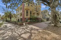 Private studio/parking in historic mansion, close to forsyth park, dogs welcome - บังกะโล