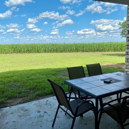 Charming Hilltop Hideaway Lodge in Blossom TX-4 bedroom- Sleeps up to 25