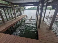 Charming 3-Bedroom Cottage with Lake Access Nearby, Dock, WiFi at Boone Lake - Homestays