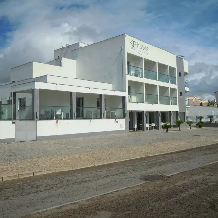 KR Hotels - Albufeira Lounge Отели рядом с достопримечательностью «Пляж Авейруш»