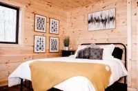 Modern Hocking Hills Cabin with Hot Tub, Arcade, Fire Pit Sleeps 8 - Homestays