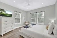 The Grove E with Hot Tub & King Bed - 2 Blks to Main