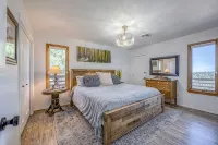 Deer Lover's Paradise w/Hot Tub.  Private Retreat But Only 5 Mins to Downtown. - Chalets
